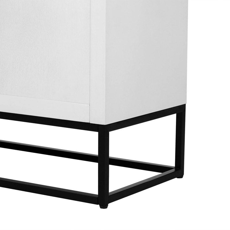 Des armoires de luxe avec des pieds de support uniques et des étagères réglables.