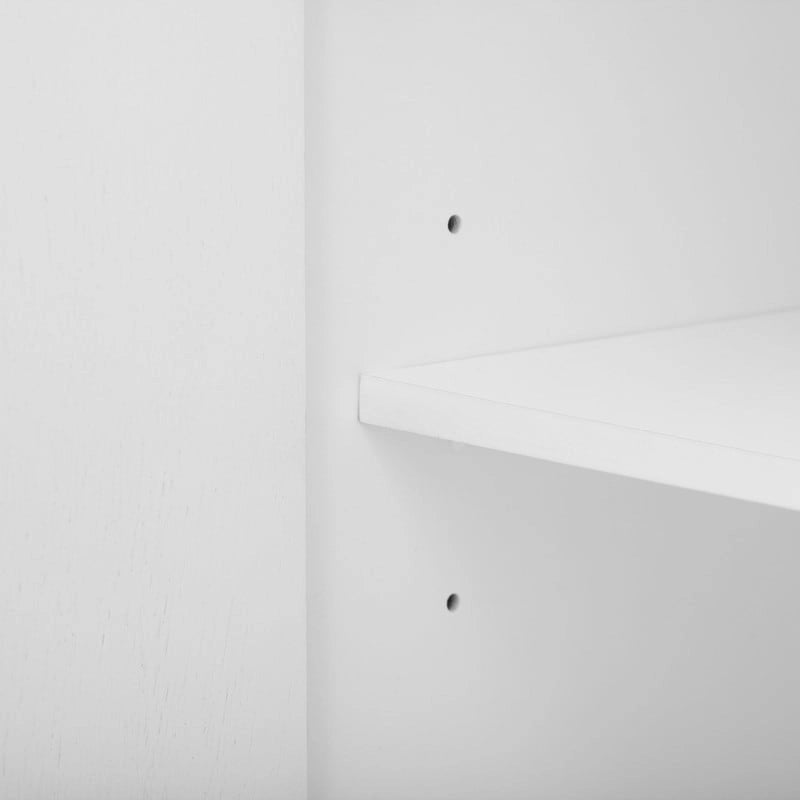 Des armoires de luxe avec des pieds de support uniques et des étagères réglables.
