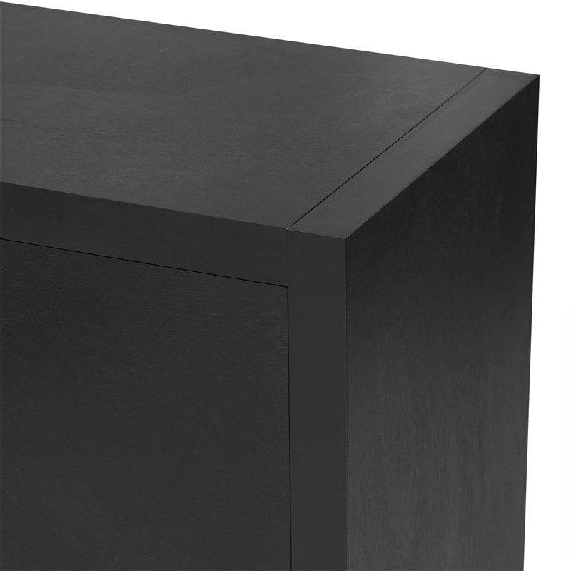 Des armoires de luxe avec des pieds de support uniques et des étagères réglables.